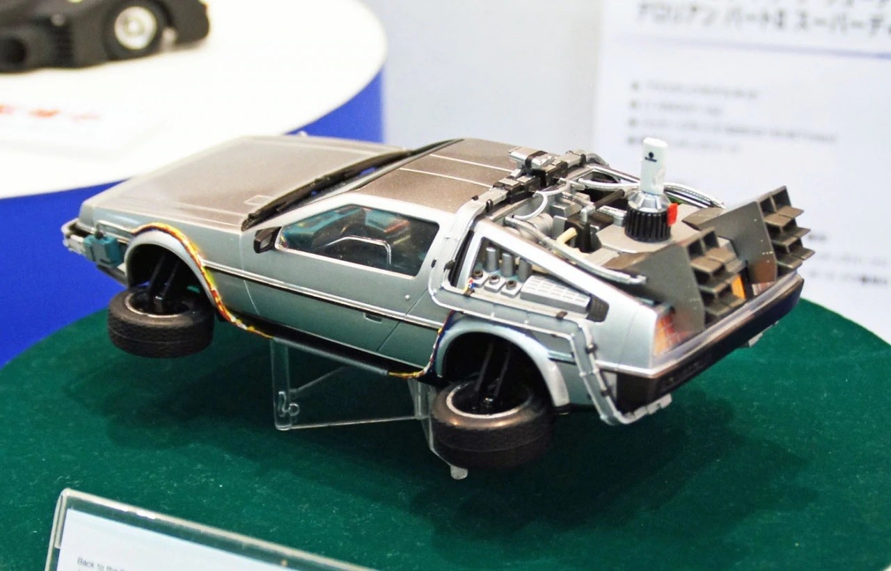 05917 Back To The Future DeLorean from Part II Aoshima