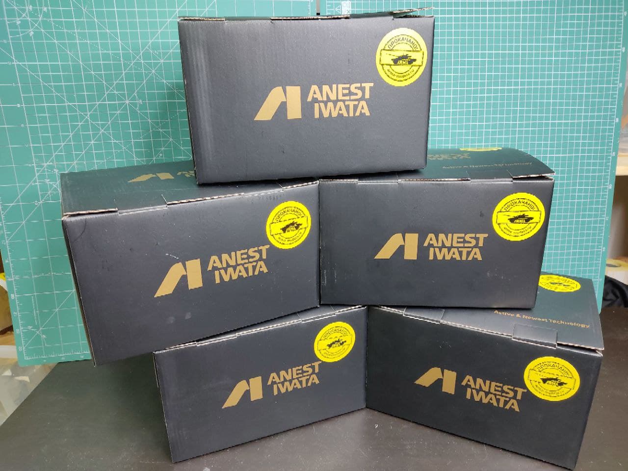 NEOSP1IW Стартовый комплект для аэрографии (компрессор IS-30 Neo, аэрограф Neo HP-CN, набор для чистки, 5 базовых акриловых красок, разбавитель, очиститель)