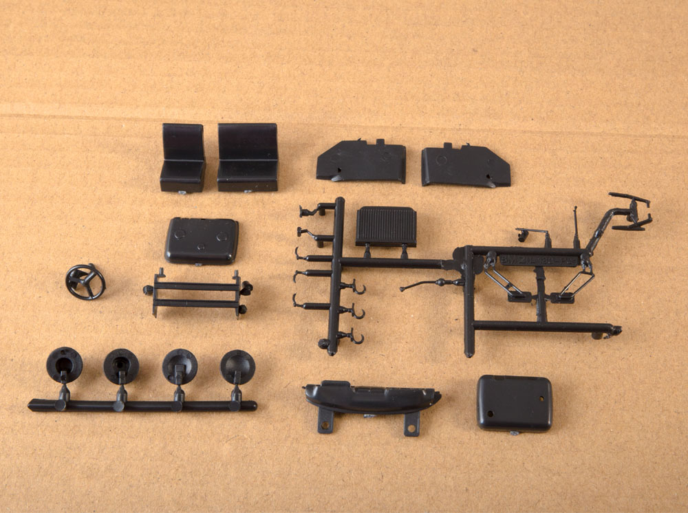 1366AVD Сборная модель Загрузчик машин для внесения минеральных удобрений ЗМУ-8 (133ГЯ) AVD Models