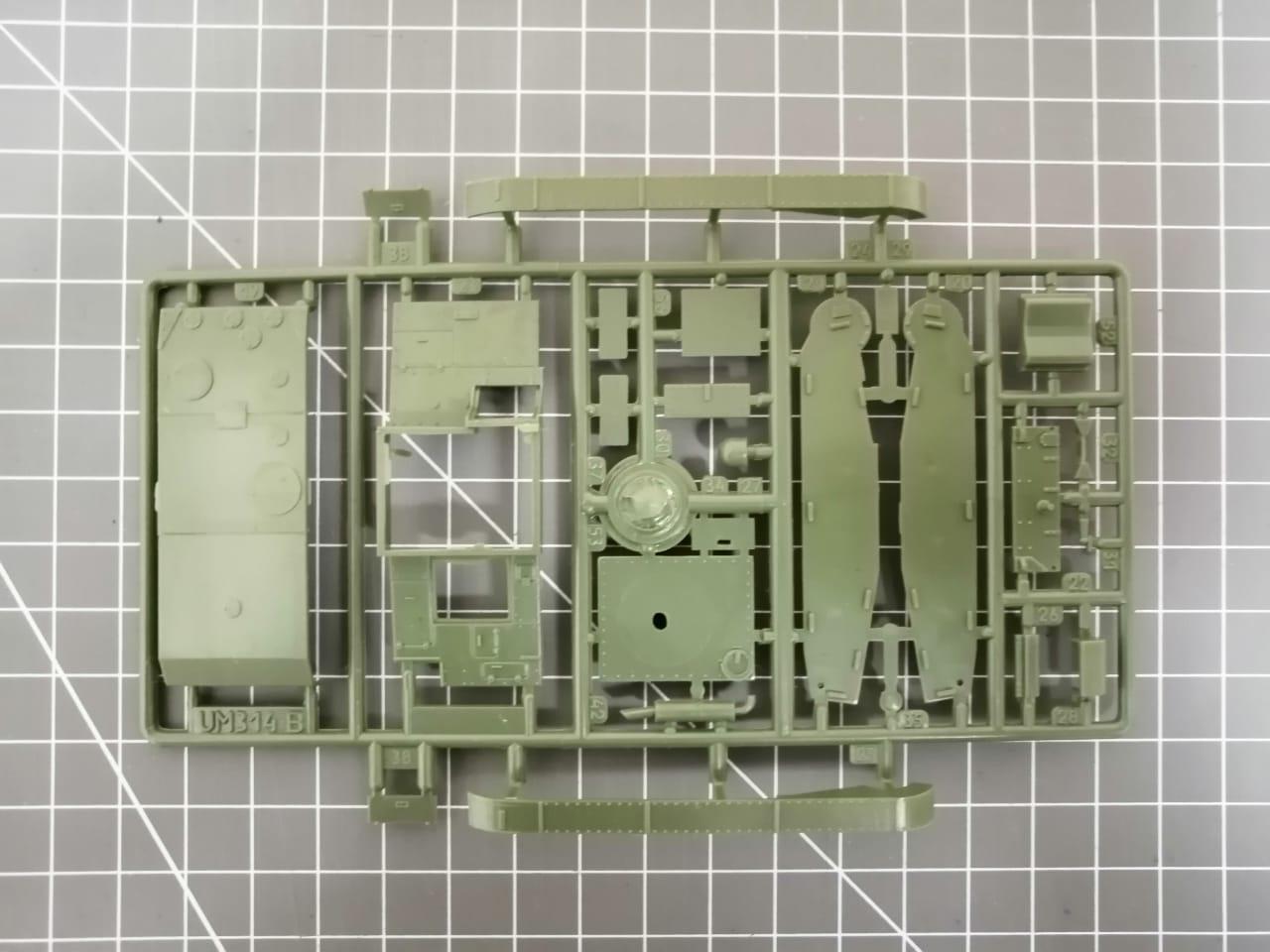 UMmt686-1 Танк Т-26 с цилиндрической башней и 76,2 мм танковой пушкой КТ-28 (пластиковые траки) UM