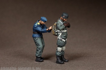 35108SOGA Fallschirmj?gers at the airfield.